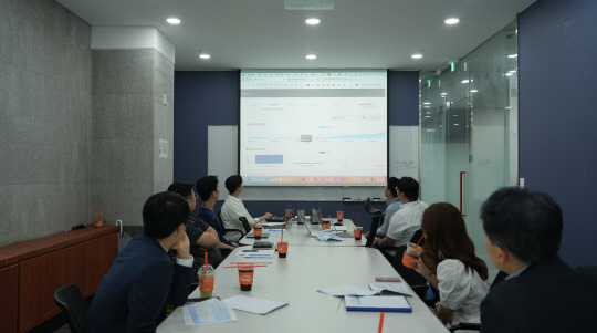 티맥스그룹이 경기도 성남시 사옥에서 육군 관계자들 대상으로 '육군 규정 챗봇'을 시연하고 있다. 티맥스그룹 제공